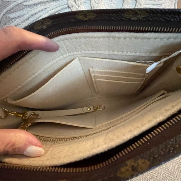 LOUIS VUITTON Authentic Vintage Monogram Toiletry 26 Pouch With COA - Picture 4 of 15